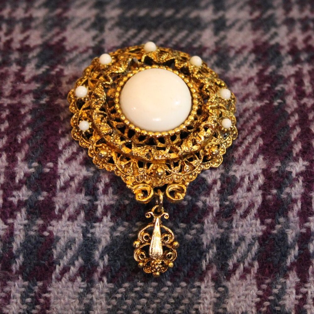 Vintage Unsigned Florenza Victorian Revival Gold Tone  Pin Brooch